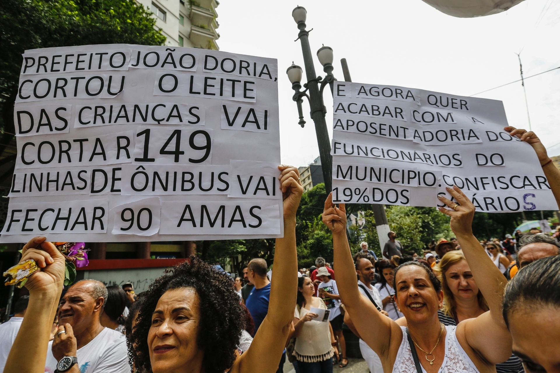 15.mar.2018 - Profissionais da rede municipal de ensino protestam em frente ao prédio da Câmara Municipal de São Paulo, no centro da capital paulista, nesta quinta-feira, 15. A categoria participará de uma audiência pública para discutir o projeto de reforma da previdência municipal do prefeito João Doria (PSDB) - Suamy Beydoun/Estadão Conteúdo