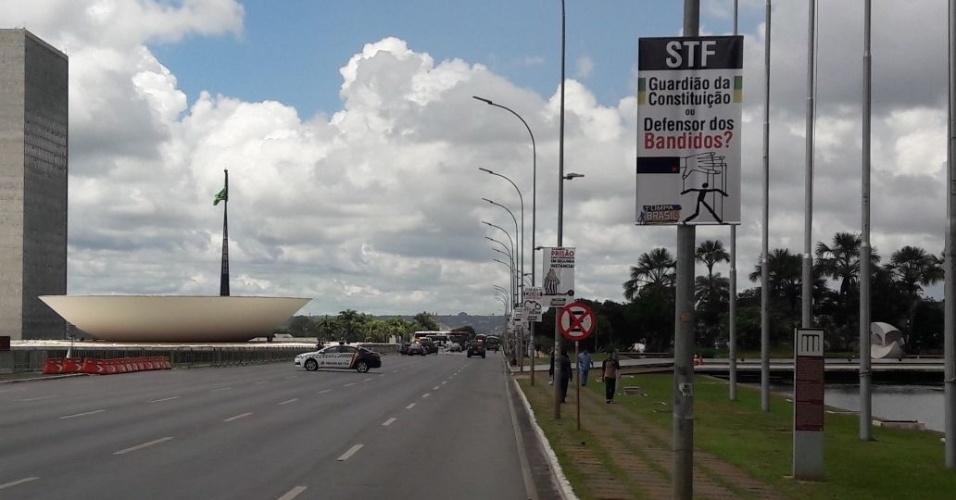 4.abr.2018 - Postes na Esplanada dos Ministérios foram decorados com cartazes pedindo que o STF rejeite o habeas corpus que pode livrar o ex-presidente Lula da prisão