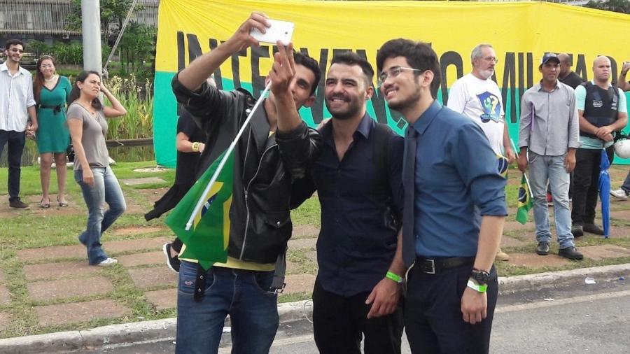 4.abr.2018 - Um dos líderes do MBL (Movimento Brasil Livre) Kim Kataguiri faz selfie durante manifestação contrária a ex-presidente Lula - Leandro Prazeres/UOL