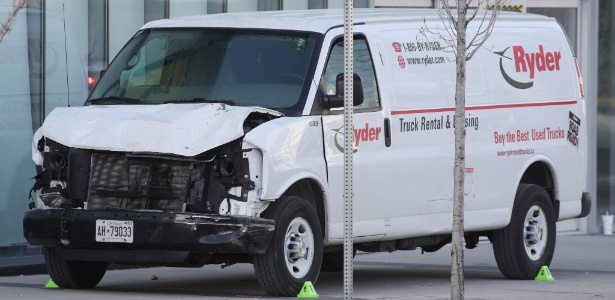 Van utilizada por atropelador em ataque em Toronto que deixou 10 mortos e 15 feridos - Lars Hagberg/AFP
