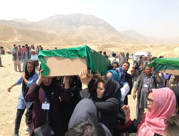 Mulheres e meninas xiitas afegãs carregam o caixão de uma vítima que foi morta em um centro de preparação universitária, em Cabul, no Afeganistão - Mujib Mashal/The New York Times