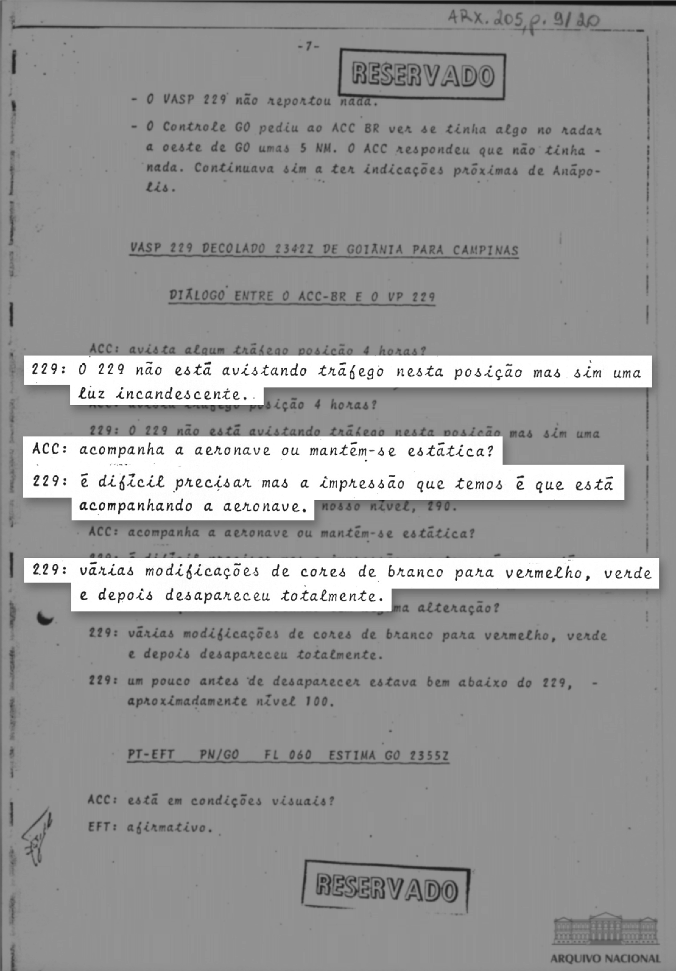 Transcrição da comunicação entre o piloto do voo 229 da antiga companhia aérea Vasp, que voava de Goiânia (GO) para Campinas (SP), e o Centro de Controle de Brasília. É relatada a aparição de luzes não identificadas na região de Goiânia em 17 de março de 1980 - Arquivo Nacional