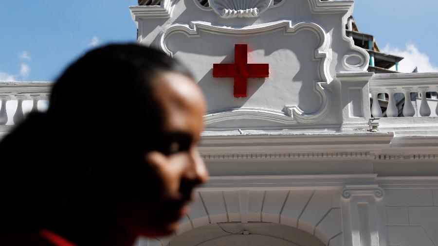 Mulher passa na frente de hospital administrado pela Cruz Vermelha em Caracas, na Venezuela - REUTERS/Manaure Quintero