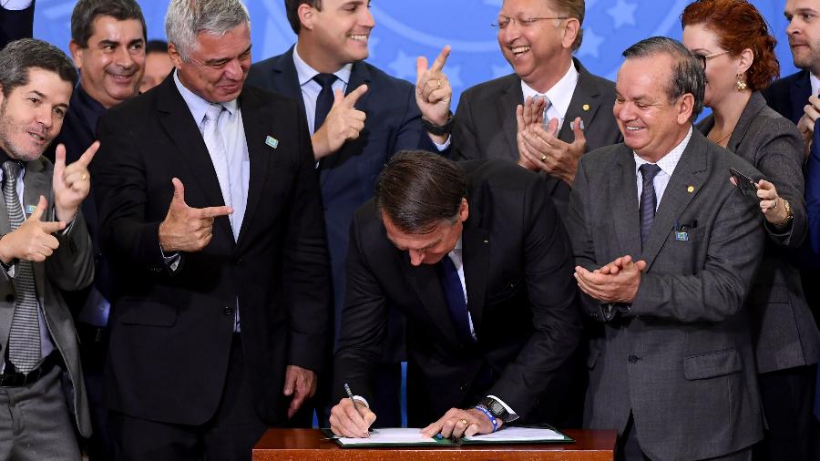 7.mai.2019 - Jair Bolsonaro assina o decreto que flexibiliza as regras para registro, posse, porte e comercialização de armas a colecionadores, atiradores esportivos e caçadores  - Evaristo SA/AFP