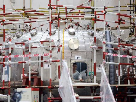 Homem trabalha dentro de um reator de fusão nuclear HL-2M Tokamak, apelidado como o "sol artificial", em construção em Chengdu, província de Sichuan, China - Liu Haiyun/Chengdu Economic Daily/Reuters