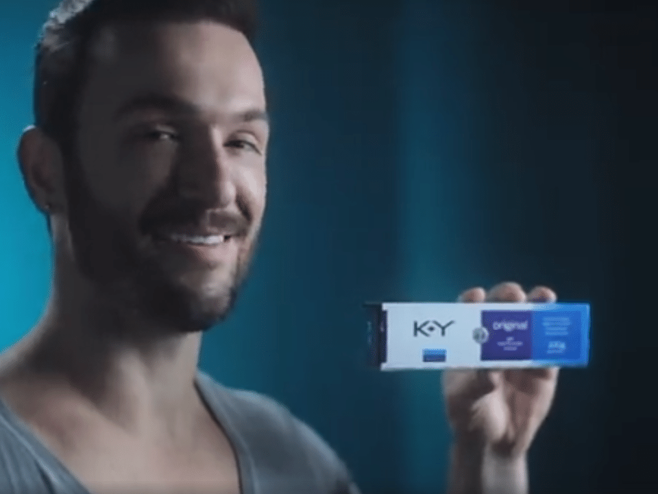 Diego Hypólito é substituído por drag queen em campanha de lubrificante