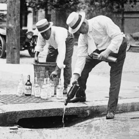 Americanos descartam bebidas alcoolicas no período da Lei Seca no país - Image Caption