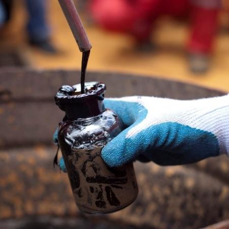 Arquivo - trabalhador coleta amostra de óleo cru em um poço operado pela petroleira estatal PDVSA - CARLOS GARCIA RAWLINS
