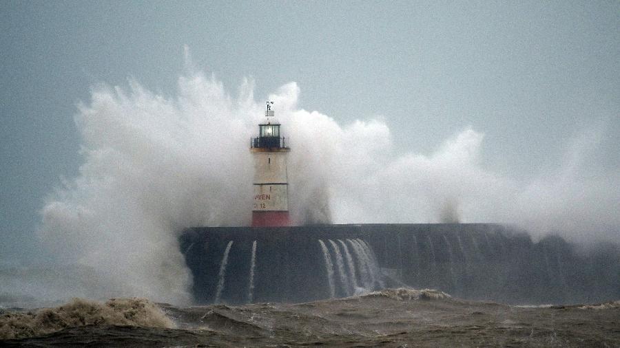 9.fev.2020 - Ondas atingem farol na costa sul da Inglaterra em meio à chegada da tempestade Ciara no país - Glyn Kirk/AFP