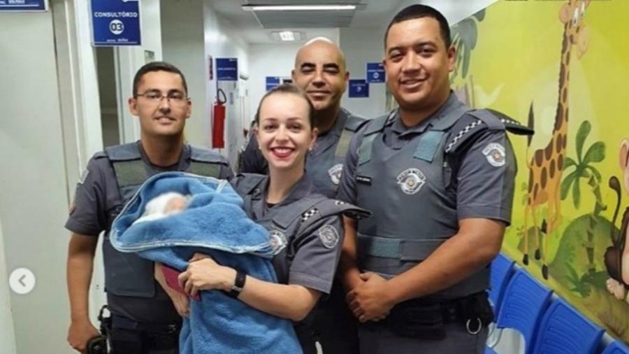 PMs resgatam bebê de bueiro em São Paulo - Reprodução