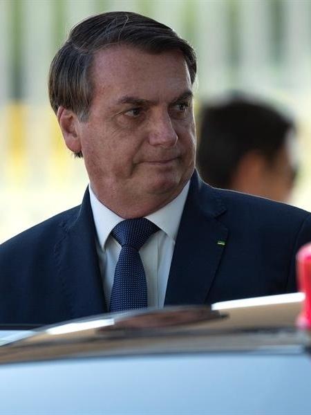 3.abr.2020 - O presidente Jair Bolsonaro (sem partido) em frente ao Palácio da Alvorada, em Brasília - Joedson Alves/EFE
