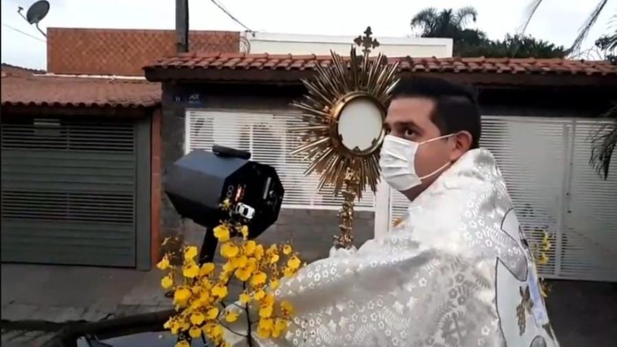 Padre Lucas Gobbo, em evento neste domingo (19), no qual passou em procissão pelas ruas de sua paróquia - Paróquia de São Geraldo/ Divulgação