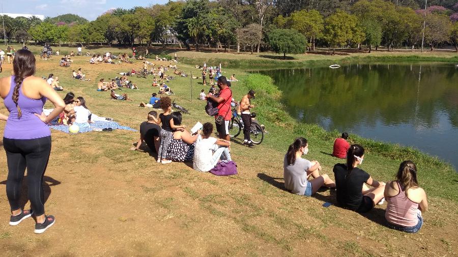 Paulistanos cercaram o Lago das Garças mesmo com o Parque Ibirapuera fechado - Alex Tajra/ UOL
