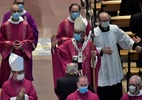 Missa de domingo na Espanha tem padres de máscara e lugares demarcados - Pau Barrena/AFP