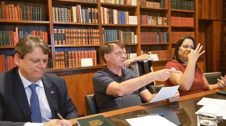 Presidente na internet | Lives viram último contraponto à versão 'paz e amor' de Jair Bolsonaro