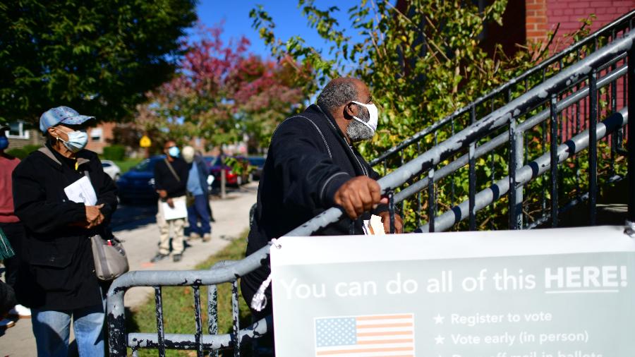 Eleitores esperam para votar em longas filas registradas em todo os EUA, como esta hoje (17) na Filadelfia; 25 milhões de americanos já votaram antecipadamente - Mark Makela/AFP