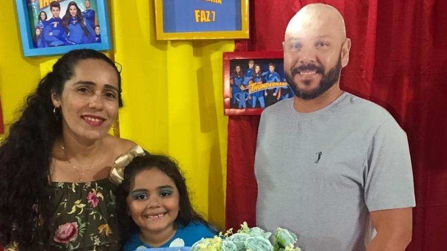 Rhyanna Ricardo Feitosa pediu à mãe, Cirlene, a foto do pai, Francisco, como presente de aniversário - Acervo pessoal