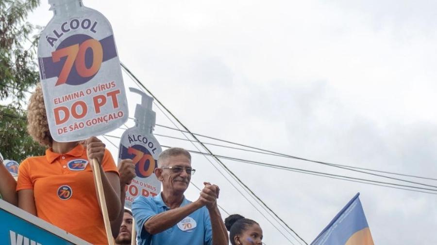 Capitão Nelson, prefeito eleito de São Gonçalo, com placa que defende "eliminar o PT" - Reprodução/ Facebook