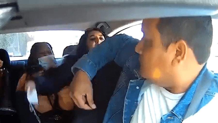 Câmera de segurança do carro filmou ataque da passageira sem máscara - Reprodução/Twitter/@DionLimTV