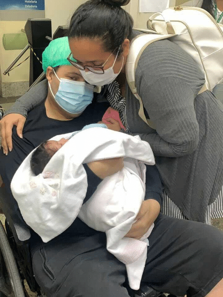 Wallace dos Santos, de 34 anos, em seu primeiro encontro com a filha, que nasceu há quase 1 mês - Reprodução/Arquivo Pessoal
