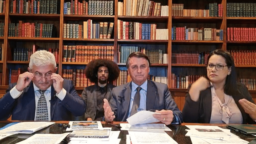 8.jul.2021 - O ministro Marcos Pontes (Ciência e Tecnologia) e o presidente Jair Bolsonaro, durante live semanal - Reprodução/Facebook