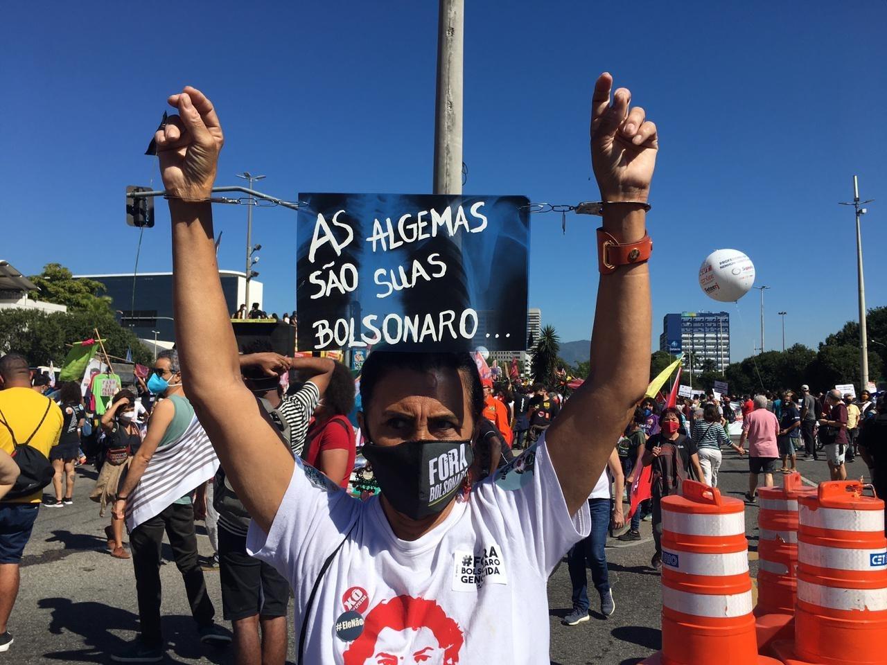 24.jul.2021 - A professora Dayse Trindade em ato contra o presidente Jair Bolsonaro, no Rio: 'Ele tem que ser punidos pelas mais de 540 mil mortes? - Carolina Farias/UOL