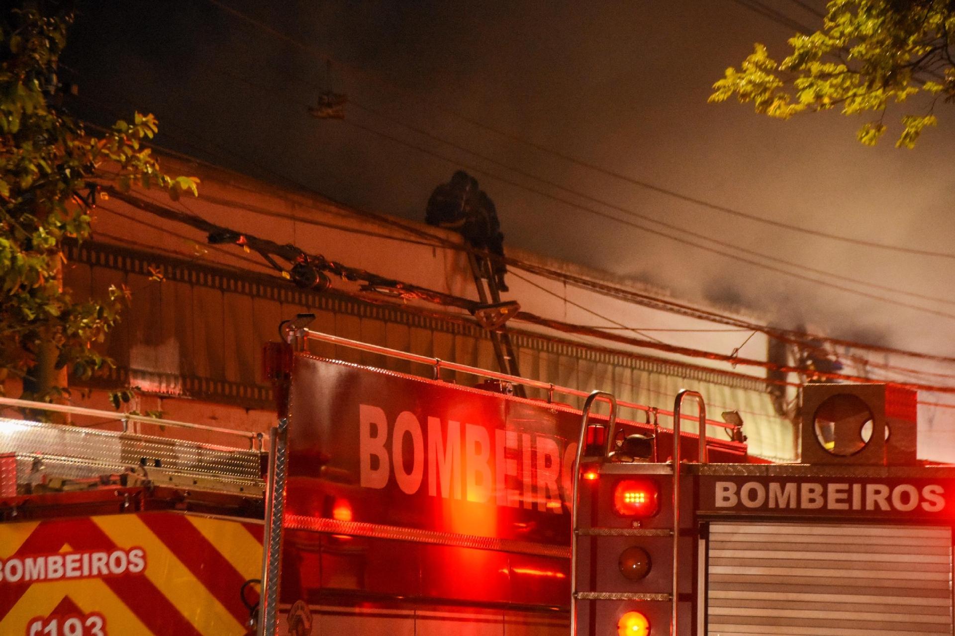 Cinemateca na Vila Leopoldina pega fogo, na cidade de São Paulo, SP, nesta noite de quinta-feira (29). - RONALDO SILVA/FUTURA PRESS/ESTADÃO CONTEÚDO