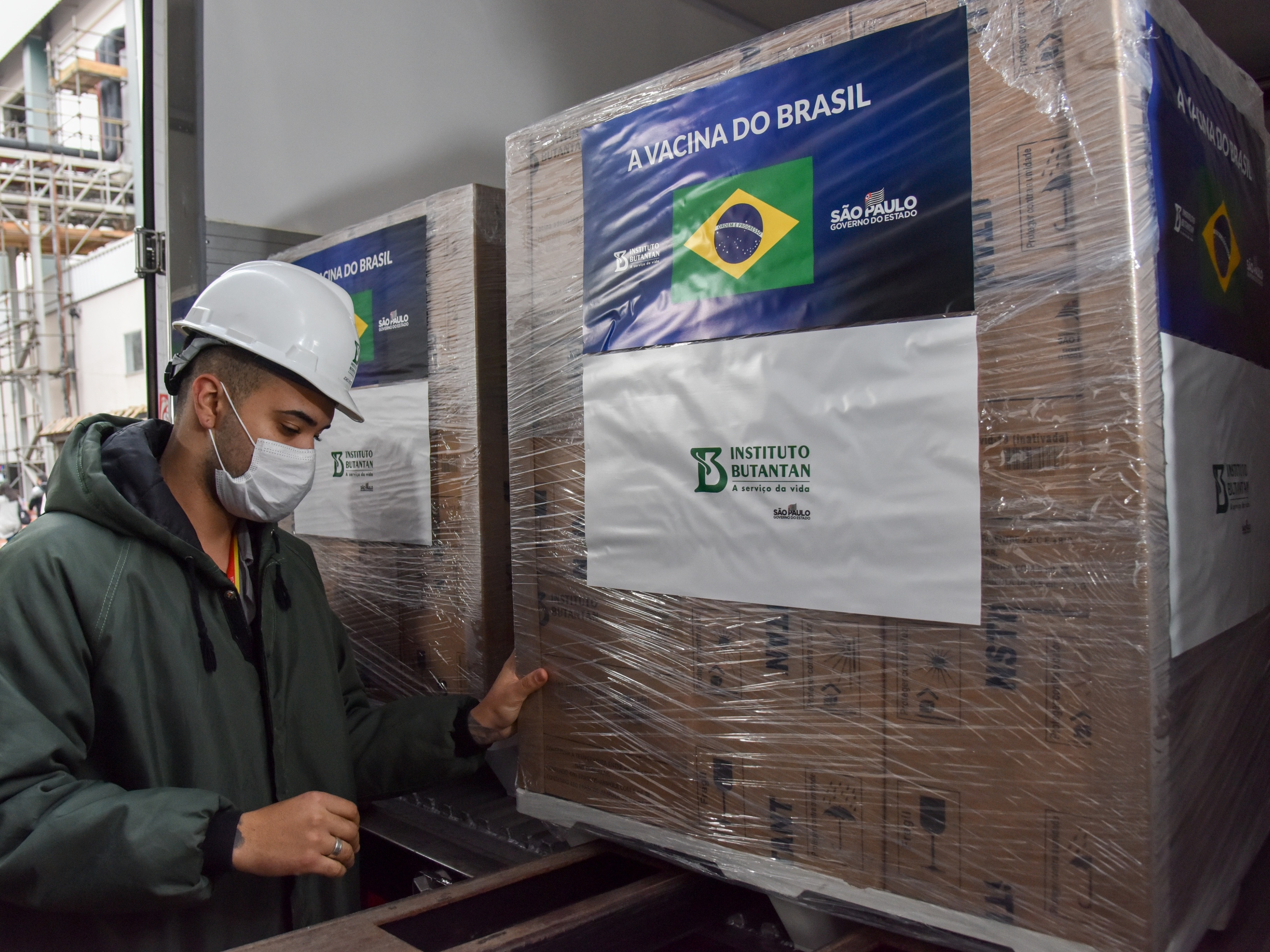 Saúde 'segura' milhões de doses e distribuição gera briga com estados