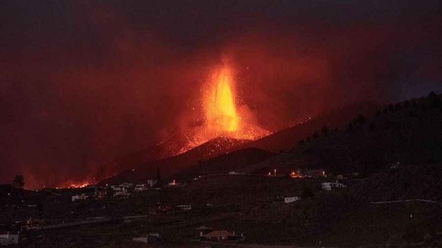 Centenas de propriedades foram destruídas e milhares de pessoas tiveram que deixar suas casas após uma erupção vulcânica em La Palma, nas Ilhas Canárias - Getty Images