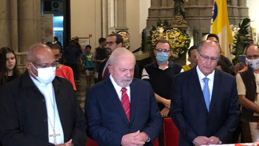 O ex-presidente Luiz Inácio Lula da Silva (PT) e o ex-governador de SP Geraldo Alckmin (PSB) durante o velório de Dom Cláudio Hummes na catedral da Sé, em São Paulo - Lucas Borges Teixeira/UOL