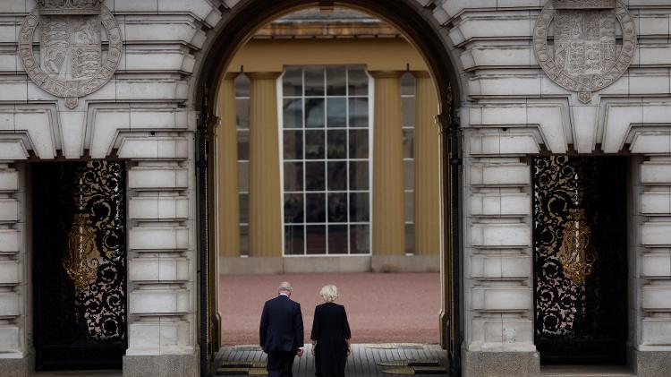 King Charles III and Queen Camilla, Queen II.  Entering Buckingham Palace for the first time since Elizabeth's death - JOHN SIBLEY/REUTERS - JOHN SIBLEY/REUTERS