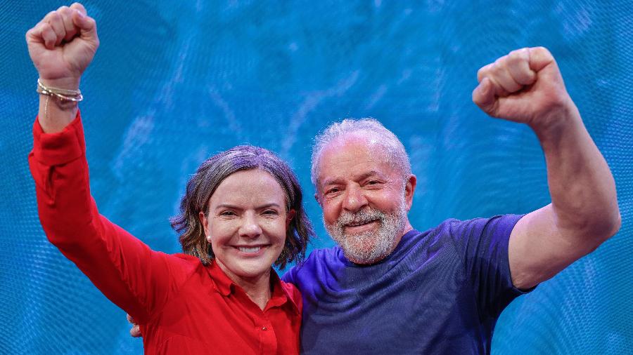 Lula ao lado de Gleisi Hoffmann, presidente nacional do PT