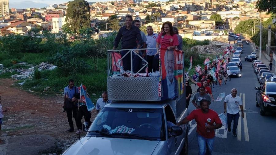 Fernando Haddad (PT) e Lúcia França (PSB) durante carreata no bairro de Pimentas, em Guarulhos (SP) - - 19.out.2022 - Juliana Arreguy/UOL