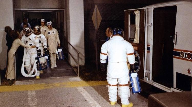 Familiares se despedem dos astronautas na base de lançamento antes da decolagem na missão Apollo 17 - Divulgação/Nasa - Divulgação/Nasa