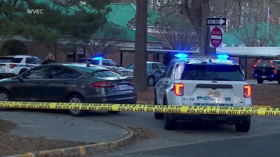 Viaturas do lado de fora da Richneck Elementary School, onde um menino de seis anos atirou e feriu uma professora, em Newport News, na Virgínia (EUA) - 6.jan.2023 - WVEC via ABC/Folheto via Reuters