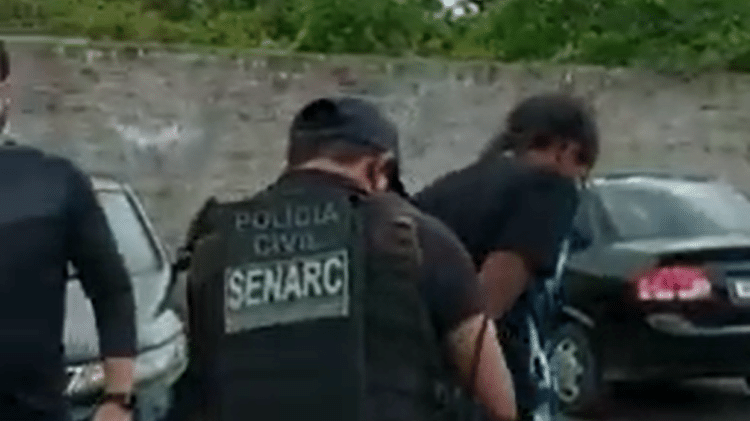 Mesmo com baixa qualidade, é possível ler Senarc no uniforme do policial civil