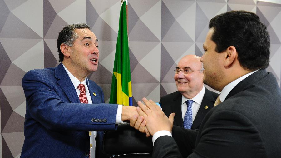 Luís Roberto Barroso, do STF, cumprimenta o senador Davi Alcolumbre em evento em 2017, no Senado