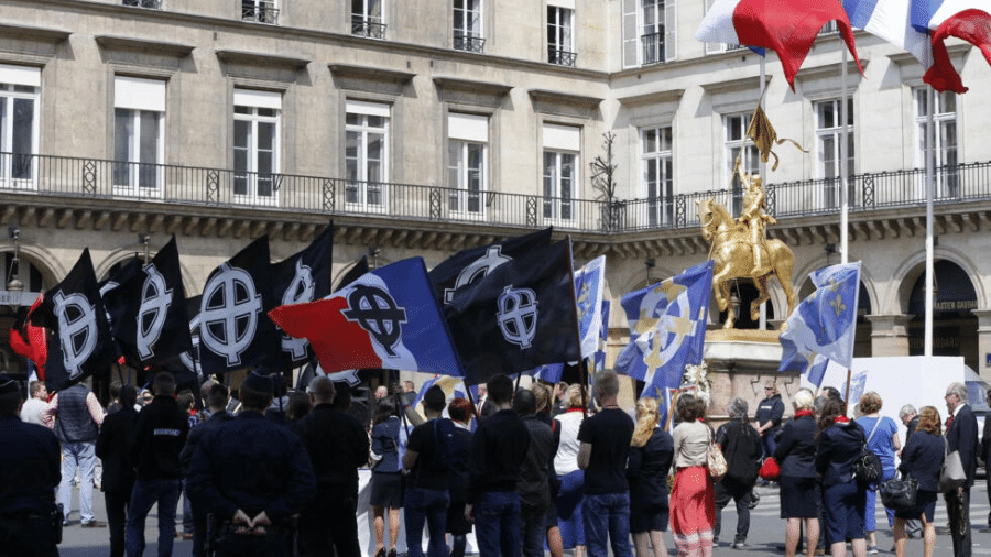 Manifestação organizada pela organização católica fundamentalista Civitas em frente à estátua de Joana D'Arc em Paris, maio de 2016