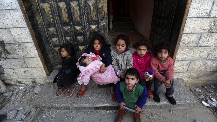 Crianças palestinas em Rafah, na Faixa de Gaza - Ibraheem Abu Mustafa - 17.dez.23/Reuters