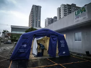 Porto Alegre monta primeiro hospital de campanha em meio às chuvas