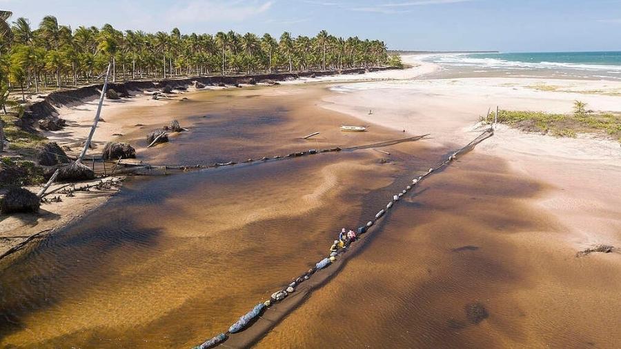 Eecovila em Piracanga, praia da península de Maraú (BA) realizaram mutirões de limpeza do óleo em 2019