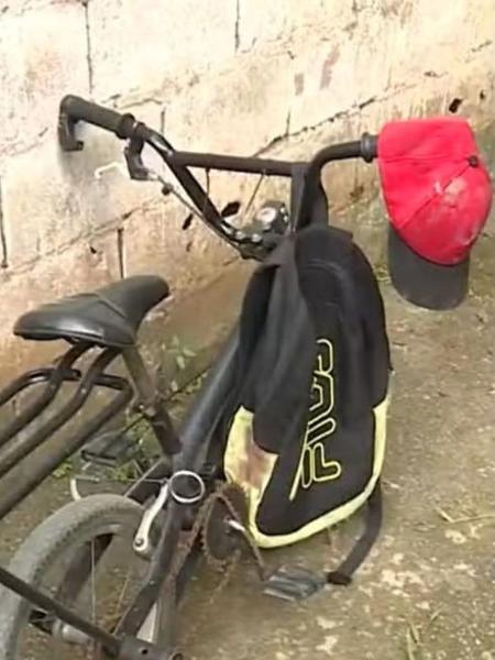 O menino pedalava sua bicicleta quando foi atacado pelos cães