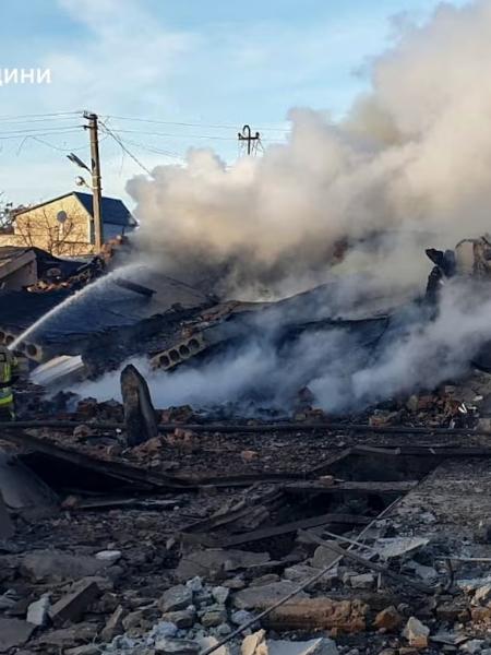 Bombeiros trabalham em área residencial atingida por ataque russo em Lviv, na Ucrânia - Reprodução/Serviço de Emergência da Ucrânia via Reuters