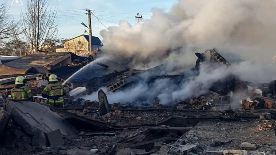 Bombeiros trabalham em área residencial atingida por ataque russo em Lviv, na Ucrânia