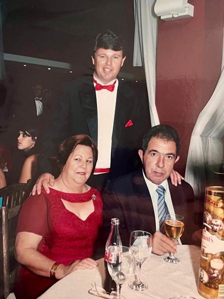 Marcelo e seus pais em sua formatura do curso de direito Marcelo e seus pais em sua formatura do curso de direito