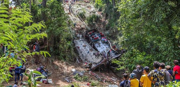 Ônibus fica partido ao meio após acidente com 21 mortos no Sri Lanka