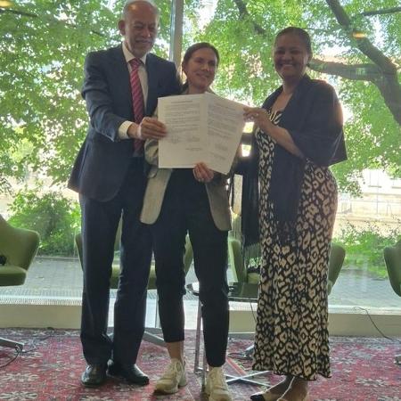 Secretário de Ciência e Tecnologia do MCTI, Inácio Arruda, em Berlim com carta de intenções para a devolução de quatro fósseis Secretário de Ciência e Tecnologia do MCTI, Inácio Arruda, em Berlim com carta de intenções para a devolução de quatro fósseis