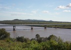 Imagem da ponte sobre o rio Tumen ligando Coreia do Norte e Rússia