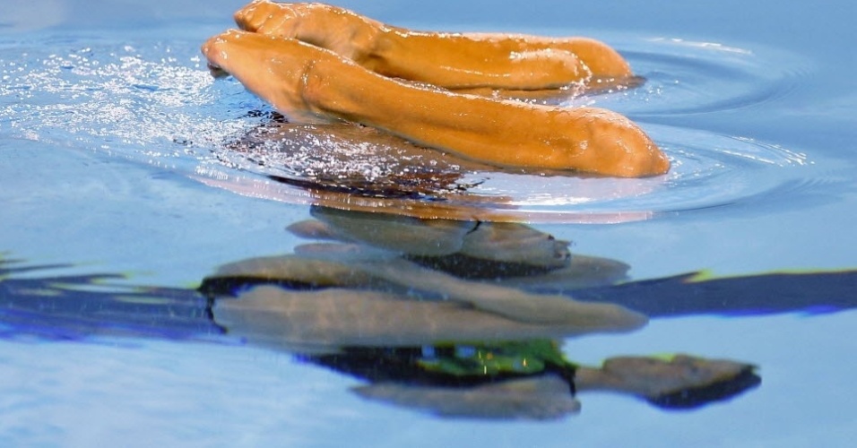 24.jul.2015 - As nadadoras Ona Carbonell e Paula Klamburg realizam treinamento de nado sincronizado para participar do Mundial de Natação, em Sant Cugat, na Espanha