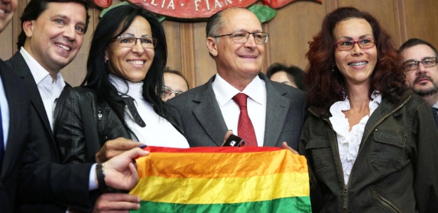 O governador Geraldo Alckmin entre representantes de grupos LGBT em evento no Palácio dos Bandeirantes - Renato S. Cerqueira/Futura Press/Estadão Conteúdo